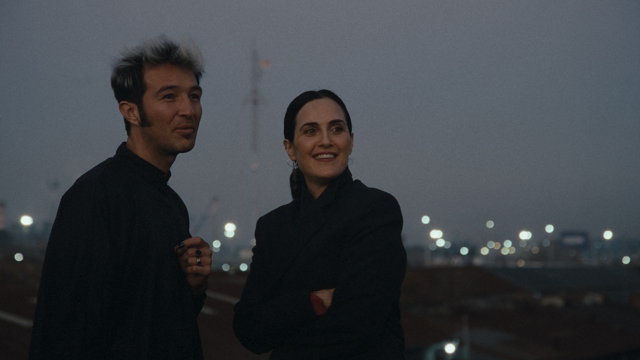 Chinoy vuelve con todo: "Tu pie contra mi pie", su nuevo video junto a Julieta Díaz